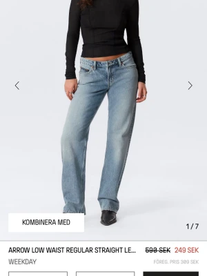 Arrow Low Waist Straight Jeans Weekday - Snygga ljusblå jeans från Weekday med låg midja och raka ben. Säljer pga börjar bli för korta för mig. Midja 26, längd 30