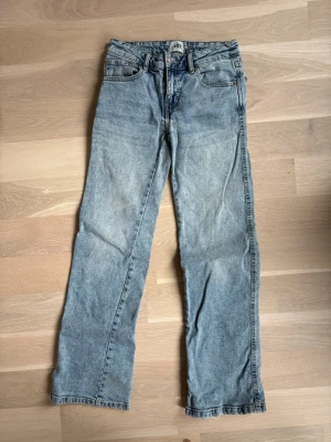 Ljusblå raka jeans från 157 - Säljer ett par ljusblå jeans från 157 i storlek S/Short length