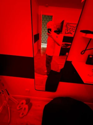 Vit pikétröja med logga - Vit pikétröja med tryck på bröstet och ett nummer på ena ärmen 