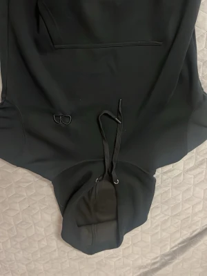 Svart hoodie från CD med broderad logga - Säljer en svart hoodie från CD med broderad logga på bröstet. Hoodien har klassisk känguruficka, dragsko i huvan och mjukt material som känns skönt mot huden. Perfekt för dig som gillar stilrena och enkla plagg.