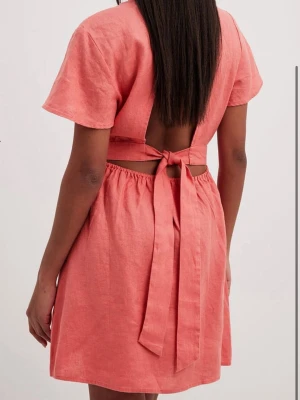 Korallrosa klänning från NA-KD - Kortare klänning i 100% linne från Na-kd. Har öppen rygg med knytband. Storlek 32 men passat även mig som är en XS. Använd max 2 gånger så i jättefint skick inga defekter. 