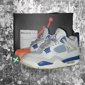 Air Jordan 4 tvär feta som jag säljer för bra priss - Air Jordan 4 military blue äkta skicka gärna bud kan även fixa mer bilder om det behövs (obs defekt på bild n4 där då Sueden är sne i fabriken) priss går att diskutera 