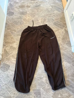 iets frans… Brown Harri Baggy Joggers - Mörkbruna mjukisbyxor med ljusblåa detaljer från iets frans. Perfekt för dans eller bara att mysa i.