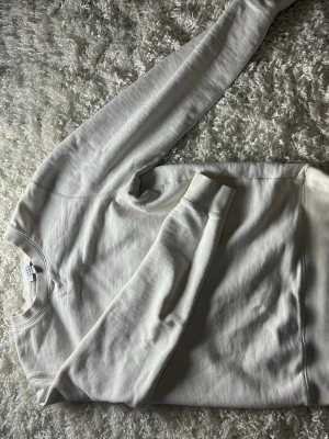 Vit sweatshirt från Sunspel XS - Klassisk vit sweatshirt från Sunspel i storlek XS. Tröjan har rund halsringning, långa ärmar och är tillverkad i mjuk bomull. Perfekt basplagg för en clean och enkel stil. Riktigt bra kvalitet från Portugal.