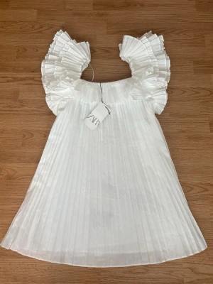 Vit plisserad kortklänning med volang - Sååå sjukt eftertraktad och populär klänning från Zara!! ❤️ så fin till student och liknande! 