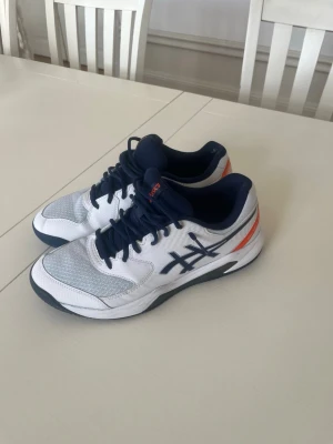 Asics Sportskor - Säljer mina Asics sportskor. Jag har använt dem ca 4 gånger innan dem blev för små. Hör av dig frågor eller funderingar.