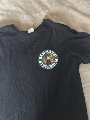 Hammarby t-shirt - ”Hammarby Stockholm” T-shirt, Knappt använd & Väldigt gott skick. Skriv för ytterliggare frågorZ Stl: M/L