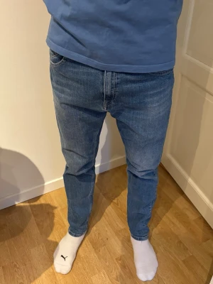 Blå Replay slim jeans i klassisk modell - Snygga blå jeans med rak passform och normal midja. Jeansen har fem fickor och är tillverkade i ett klassiskt denimtyg. Perfekta för en avslappnad stil och passar till det mesta i garderoben.