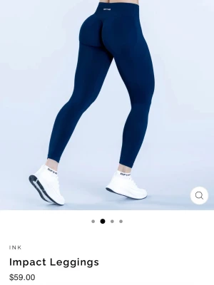 Mörkblå Impact leggings från Gymshark - Snygga mörkblå tights från dfyne med relativt låg midja och tight passform. Tillverkade i stretchigt funktionsmaterial som passar perfekt till träning och gym. Diskret logga vid sidan och baktill. Endast använda 2 gånger och i toppen skick. Säljer pga av fel sorlek. Dessa är slut i lager just nu och efterfrågade. Om du ligger mellan m-l kommer dessa passa perfekt