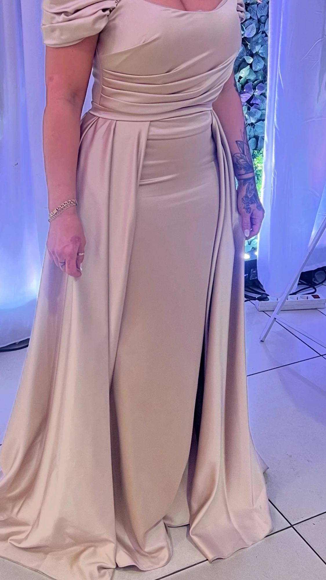 Beige långklänning med slits - 1