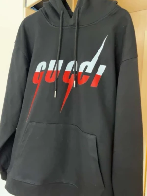 Gucc hoodie - Helt oanvänd i nyskick🌟 Sitter som en L🌟 Extremt snygg o unik hoodie⭐️💰Skulle kunna gå ner lite i pris vid snabb affär