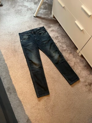 Blå replay anbass - Säljer ett par mörk blå replay jeans i modellen anbass. Jeansen är i mycket bra skick och i storlek 29/30.