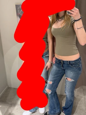 Blå slitna bootcut jeans - Säljer ett par blå bootcut jeans med slitningar och hål på knäna. Jeansen har låg midja och klassisk femficksdesign. hålet vid knät had blivit lite större men är snyggt ändå! köpte jeansen från plick av en tjej som har sytt ut och gjort hål i jeansen själv med ett prat replay jeans!! säljer då de är för korta!💕pris kan diskuteras!!!! skriv privat för fler bilder