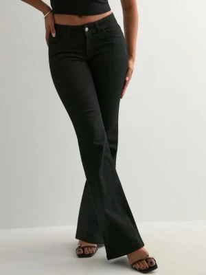 Svarta Nelly Jeans - Säljer ett par svarta jeans från Nelly. De har blivit mer åt det gråa hållet efter användning därav det låga priset🩷