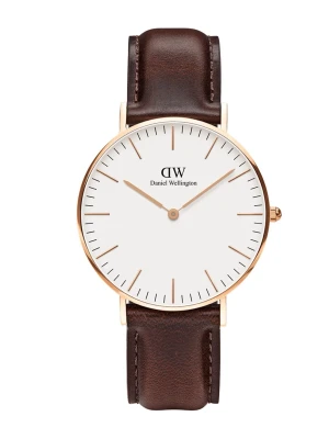 Daniel Wellington klocka med brunt läderband - Stilren klocka från Daniel Wellington med vitt urtavla, guldtonad boett och brunt läderband. Klassisk och minimalistisk design med DW-logga på urtavlan. Perfekt accessoar för dig som gillar enkel och elegant stil.