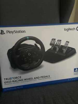 Logitech G923 ratt och pedaler PS5/PS4 - [pris kan diskuteras] Säljer min Logitech G923 ratt och pedalset för Pc och playstation. Ratten har svart design med detaljer i metall och gummi, och pedalerna är i borstat stål. Perfekt för racing och simracing med TRUEFORCE force feedback för extra realism.