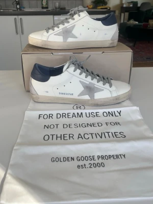 Golden Goose Mörkblå - Säljer ett par i princip oanvända Golden Goose Superstar i mörkblå i storlek 43. Hör av vid minsta fråga👍