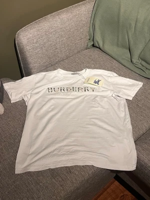 Burberry t-shirt  - Helt ny och oanvänd. Säljes då den ej passa. Storlek S/M
