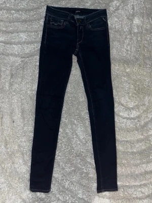 Replay jeans - Säljer ett par mörkblå jeans från Repaly. Midja 33cm, längd 100cm. JAG SKICKAR EJ FLER BILDER NÄR JAG BÄR JEANSEN! för bättre inblick i passformen rekommenderar jag att googla på modellnamnet. För storleksguide kolla måtten noggrant då jeansen alltid kan vara uppsydda heller krympta och jag ej tar emot returer :) 6,1