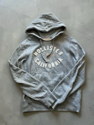 Hollister vintage hoodie M - Säljer en fräsch vintage hoodie från märket Hollister, modellen är sällsynt! Skicket är 9,5/10, jätte fint skick! Storlek M. Skickar även med en liten gåva till paketet📦Tvivla inte att ställa frågor!!