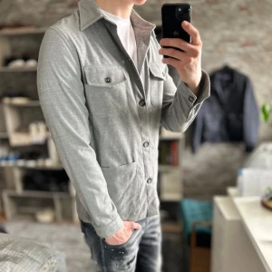  overshirt - Mycket fint skick, inga defekter. Nypris ca 1000kr. Storlek M, passar dig som är 175-185 ungefär. Skriv för mer information!🤝