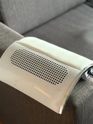 Vit utsug, till naglar  - Elektrisk nageldammsugare i vit plast med svart galler och av/på-knapp. Perfekt för att suga upp damm vid filning av naglar. Bågen har en mjuk yta för handstöd och kopplas in med sladd. Ordinarie pris 300kr