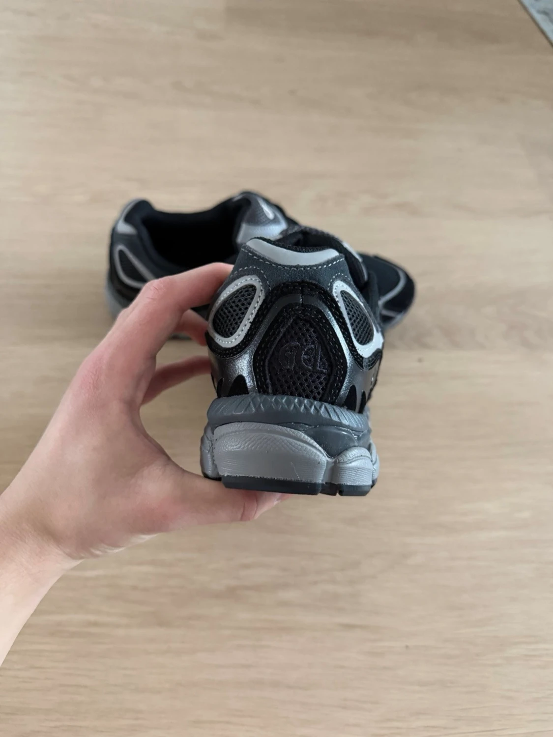 Svarta och grå Asics sneakers - 1