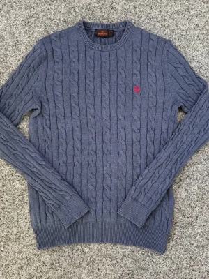 Blå kabelstickad tröja från Morris - Säljer denna Snygga blå kabelstickad tröja från Morris för bra pris och i jätte bra skick. Skick 9/10 Storlek XS passar även S.       Skriv vid några funderingar! 