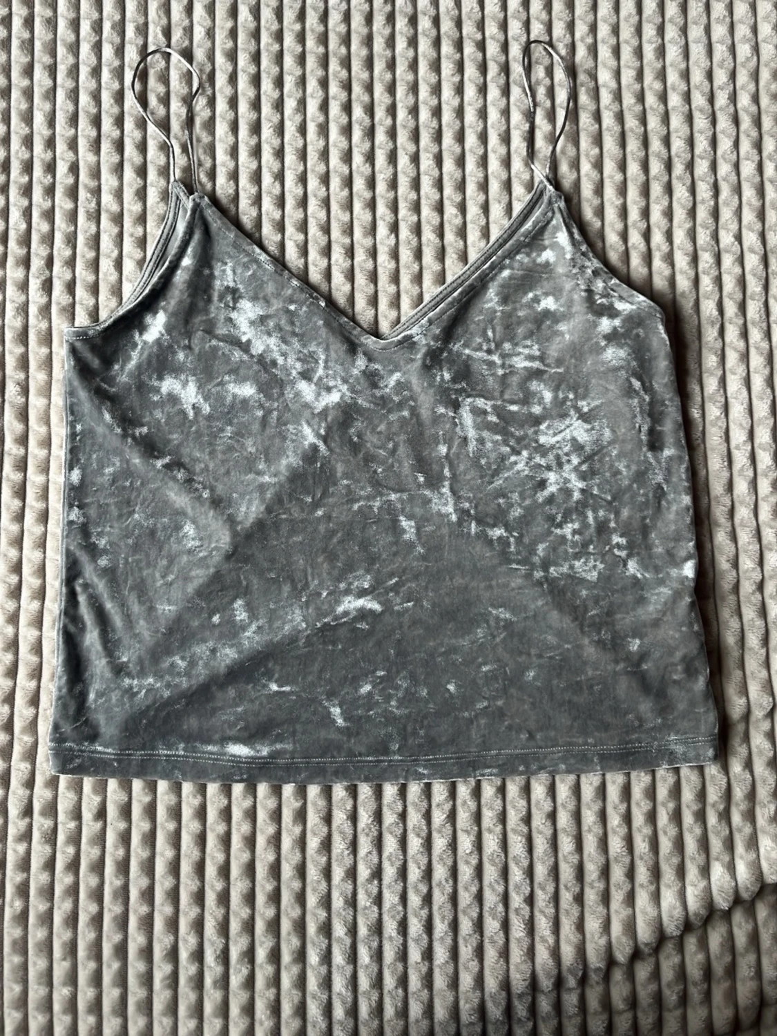 Grå sammetstopp med smala band