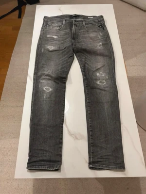 W32 L30 - Säljer nu dessa feta replay anbass jeansen. Storlek: W32 L30 (passar också som L32).     Skriv om du har några fler funderingar ❇️