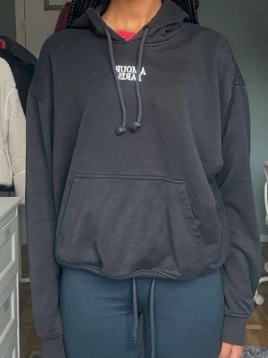 Svart hoodie  - Svart hoodie med citat på ”amour paris”