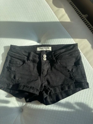 Svarta denimshorts från Tally Weijl - Snygga lågmidjade  svarta jeansshorts från Tally Weijl i storlek 32. Jätte fint skick