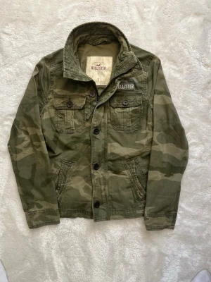Hollister Field Jacket S - Tja! Säljer nu denna sjuuukt feta och eftertraktade field jacket från Hollister. Perfekt nu till våren och sommaren. Hör av dig om du undrar