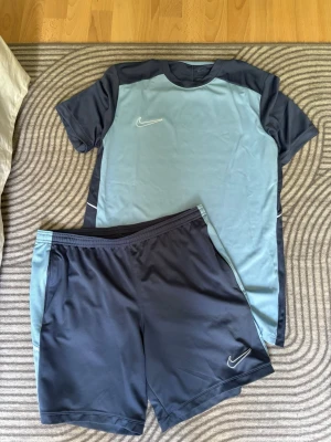 Nike set - Säljer snygg Nike set  Shorts Storlek L T-shirt Storlek L pris går att diskutera 