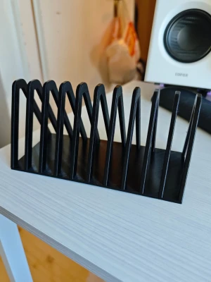 Skivställ till vinylskivor  - Smidigt skivställ för vinyler.   Mått: 21,2 x 10cm - 10 fack - varje fack får man plats med 4-5 skivor. 