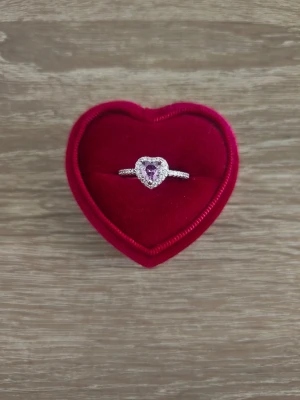 Silverfärgad ring med hjärtformad lila sten - ring i storlek 18,1mm, silverfärgad. 