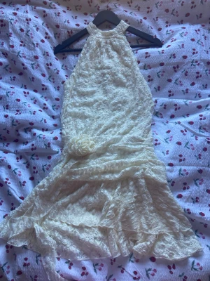 Vit kort klänning gina tricot slutsåld - Jättefin kort sommarklänning som är helt slutsåld, perfekt till studenten eller sommarn. Aldrig använt så den är i nytt skick. 
