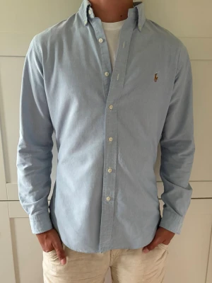 Polo Ralph Lauren skjorta  - Säljer denna riktigt snygga skjorta som passar perfekt nu på sommaren! Storlek M och mycket bra skick! Kan gå ner i pris vid snabb smidig affär!