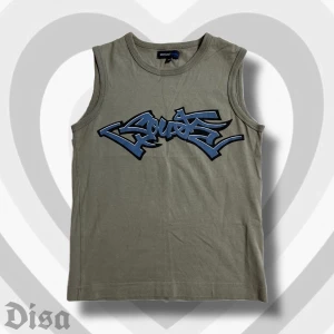graffiti top - ascool topp med graffiti-tryck. några år gammal bild med den på eftersom den är för liten på mig nu. ska vara storlek M men skulle säga att den är mer utav av XS.