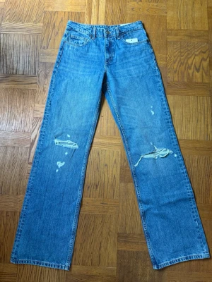 Wide leg jeans från zara - Helt nya jeans från Zara med prislappen kvar. Ej använda, endast testade. Storlek 36. Hör av dig om du har några frågor😊