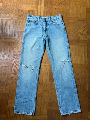 Raka jeans från Zara med slitningar - Jättesnygga jeans från Zara! De är raka i passformen och har slitningar. Kommer lägga upp två liknande jeans inom kort så håll utkik!!