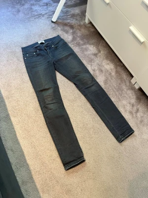 Acne jeans - UTFÖRSÄLJNING ‼️Gråa acne jeans | Storlek 28/32 | Mycket bra skick |