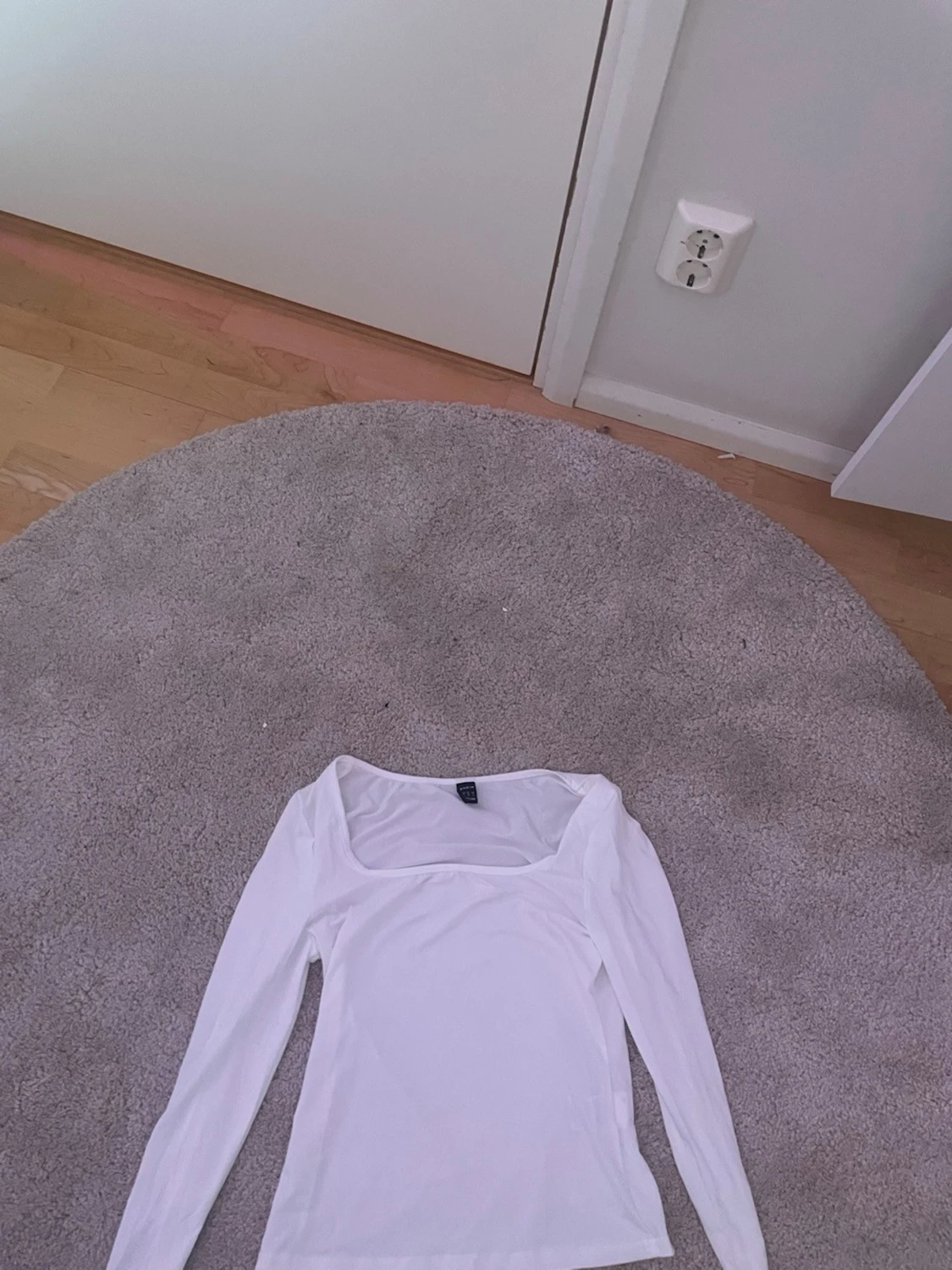Vit långärmad topp med fyrkantig ringning