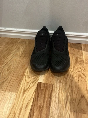 Nike air 270 helsvarta äkta. Pris kan diskuteras. - Snygga helsvarta sneakers med ovandel i mesh och syntetmaterial. Skorna har en sportig look med lågt skaft och tjock sula för extra komfort. Perfekta för dig som gillar en clean och stilren stil.