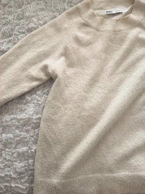 Stickad tröja feån only - En vit tröja som har blivit väldigt nopprig och har en fläck i kragen. Jag ger bort den gratis då jag tycker den är för dåligt skick för att ta betalt för. 