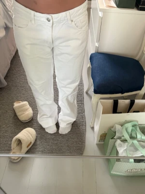 Vita raka jeans med låg midja - Säljer ett par vita jeans med rak passform och låg midja. 