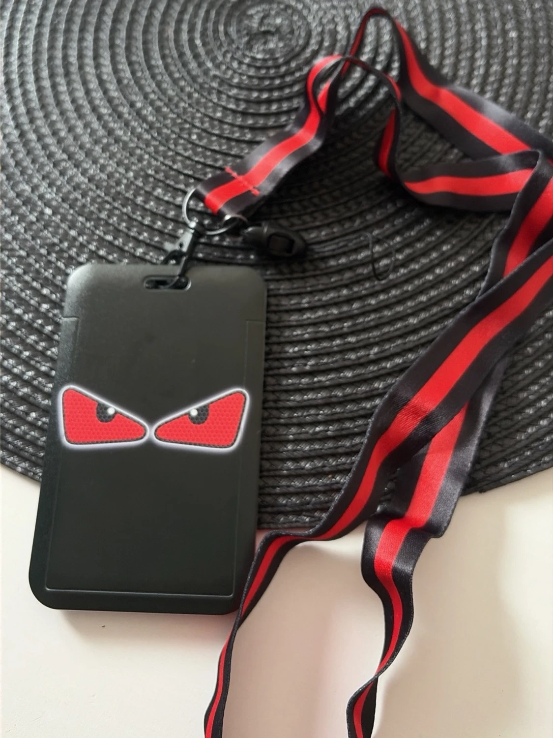 Svart korthållare med röd lanyard