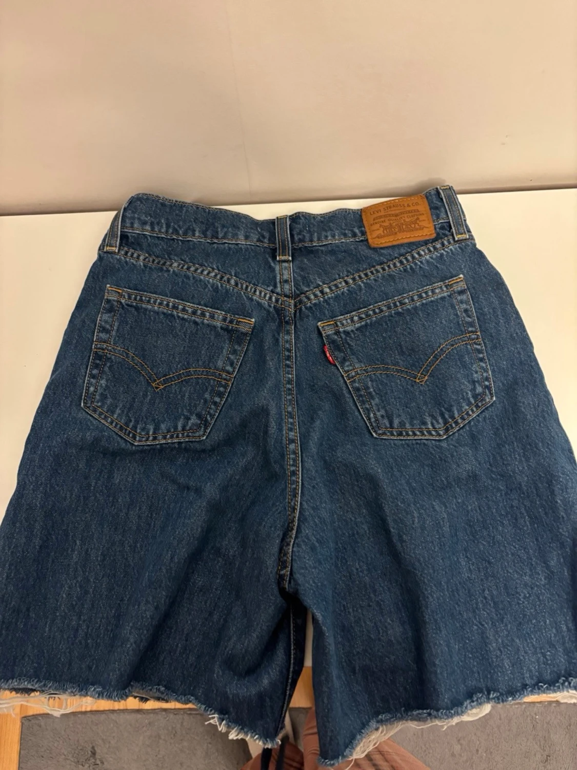 Levi's blå jeansshorts med rå kant - 1