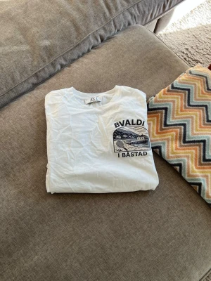 Vit t-shirt från Bvaldi med tryck - Tjena, säljer denna T-shirt från Bvaldi i strl: S men passar XS också! Hör gärna av er om ni är intresserade!!