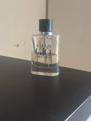 Acqua Di Gio 75ml - Säljer denna då jag ej använder den längre. Box medföljer. Ca 3/5 kvar så lite mer än halva flaskan är kvar. Inge skador på box eller flaska. Fraktas snabbt😁